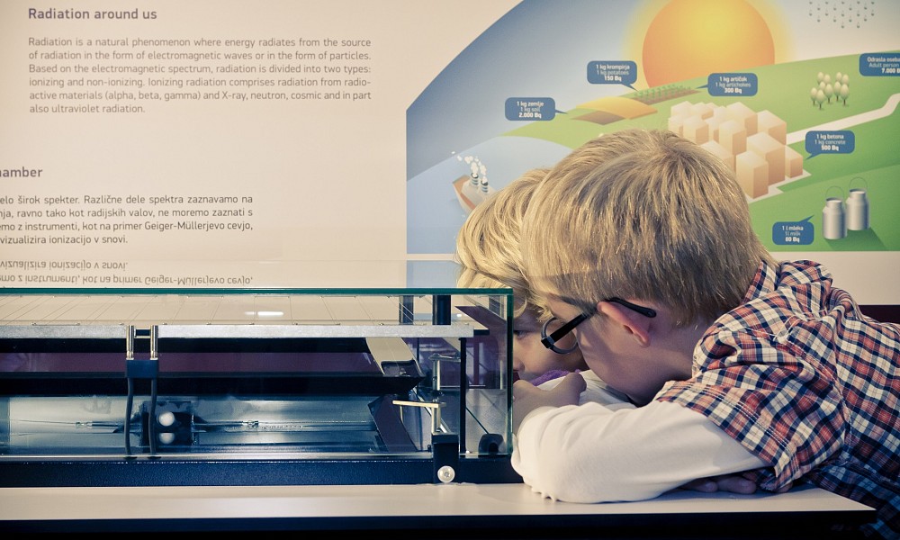 Cloud chamber and radioactivity counter